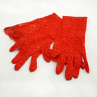 Красные кружевные перчатки выше локтя